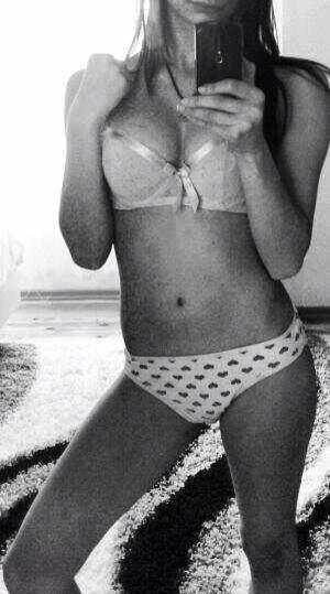 Bonnie, 28, profile image for New Hampshire dating page