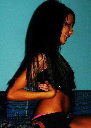 Claris from Fiskeville, Rhode Island is looking for adult webcam chat